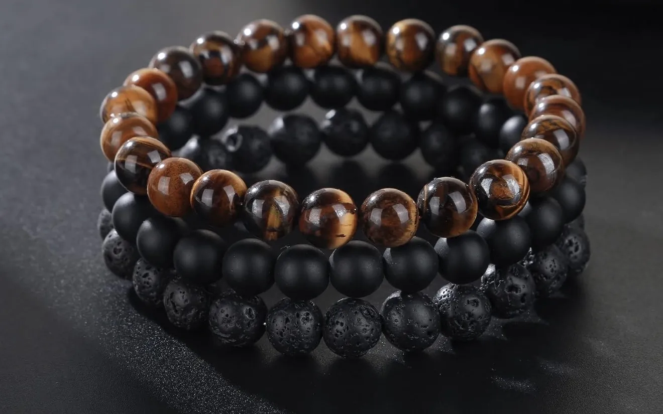Zwei Naturstein-Armbänder auf einer dunklen Schale