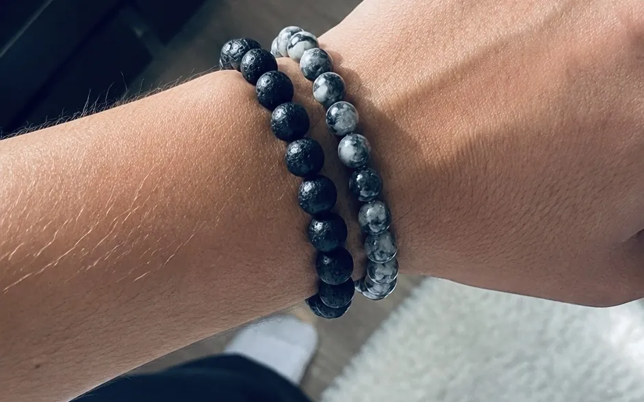 Zwei Naturstein-Armbänder an einem Handgelenk