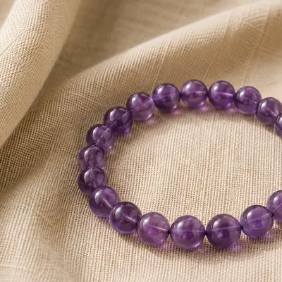AMETHYST — Amethyst-Perlenarmband auf Leinen