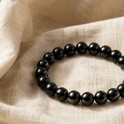BLACK — Onyx-Perlenarmband auf Leinen