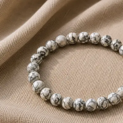 CHALK — Magnesit-Perlenarmband auf Leinen
