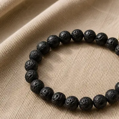 LAVA — Lavastein-Perlenarmband auf Leinen