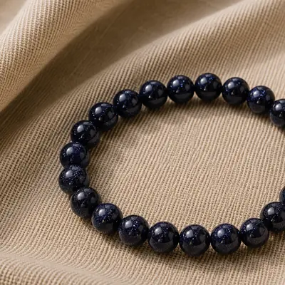 MIDNIGHT — Blaufluss-Perlenarmband auf Leinen