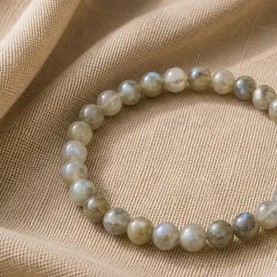 MOON — Labradorit, hell-Perlenarmband auf Leinen