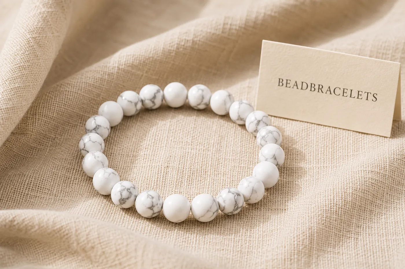 WHITE — Howlith-Perlenarmband, 5–7 mm, auf Leinen