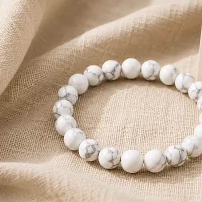 WHITE — Howlith-Perlenarmband auf Leinen